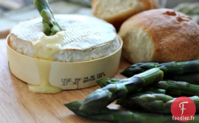 Camembert cuit au four avec Sauce aux Asperges