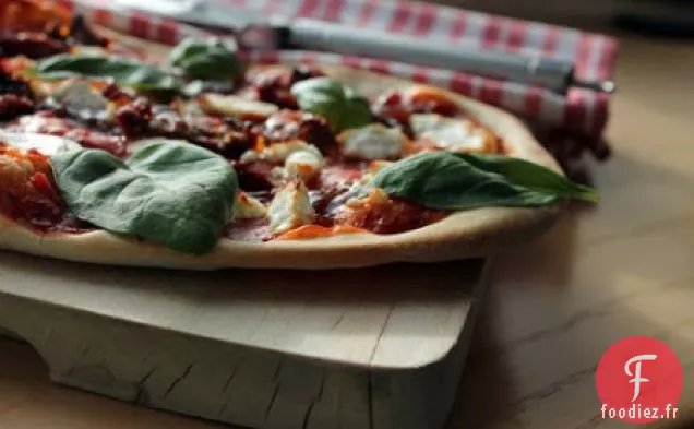 Pizza au Fromage de Chèvre, Tomates séchées et Oignons Caramélisés