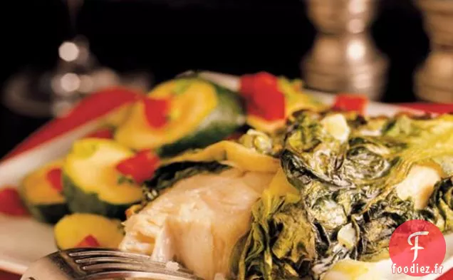 Flétan Cuit Au Four Enveloppé Dans Des Feuilles De Laitue