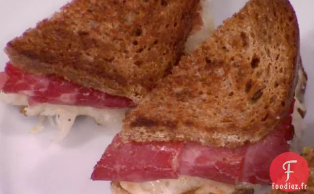 Sandwichs Individuels Reuben avec Vinaigrette Russe Chili Rouge