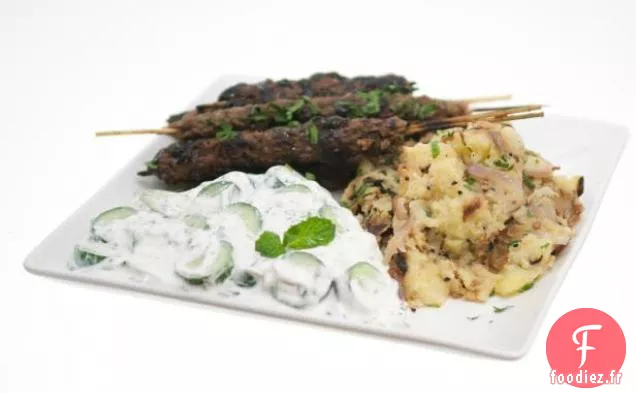 Brochettes de Kofto d'Agneau Hachées avec Glaçage à la Grenade, Pommes de Terre Épicées au Bengali et Raita au Concombre Persan