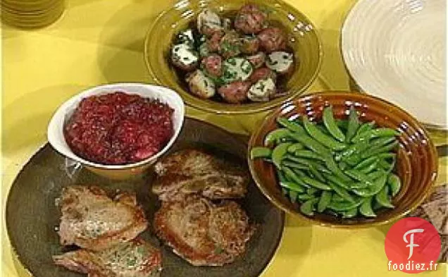 Côtelettes de Porc à la Sauce Cran-Pomme, Pommes de Terre au Persil et Petits Pois Sucrés