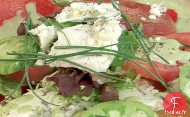 Salade de Tomates Anciennes avec Légumes Verts Frais, Fromage Bleu et Vinaigrette Crémeuse à la Ciboulette