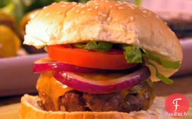 Hamburgers au Bacon 5 Ingrédients avec Cheddar et Oignon Rouge avec Maïs Soufflé au Parmesan Pois aux Yeux Noirs