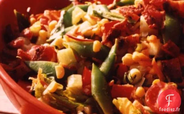 Hacher la salade avec du maïs, des Petits Pois et du Bacon