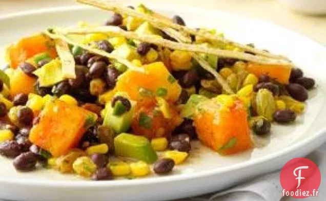 Salade Fusion Tropicale avec Rubans de Tortilla Épicés