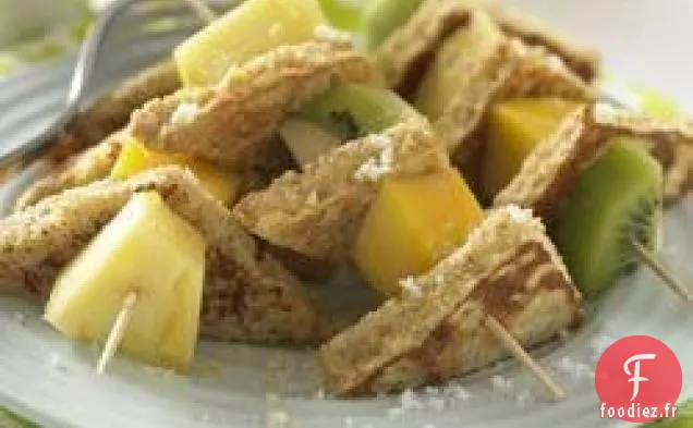 Pain Doré aux Grains Entiers et Brochettes de Fruits Tropicaux