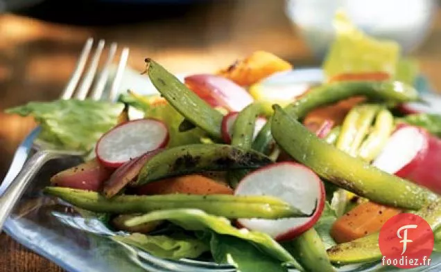 Salade de Légumes Grillés avec Vinaigrette Crémeuse au Fromage Bleu