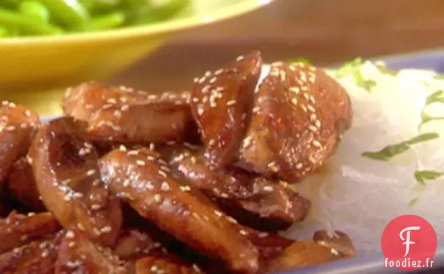 Doigts de Poulet au Miel-Teriyaki aux Graines de Sésame avec Nouilles Cellophane au Sésame et Petits Pois