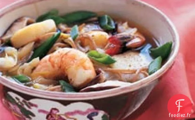 Bouillon Asiatique Avec Crevettes Pochées, Pétoncles Et Nouilles Soba