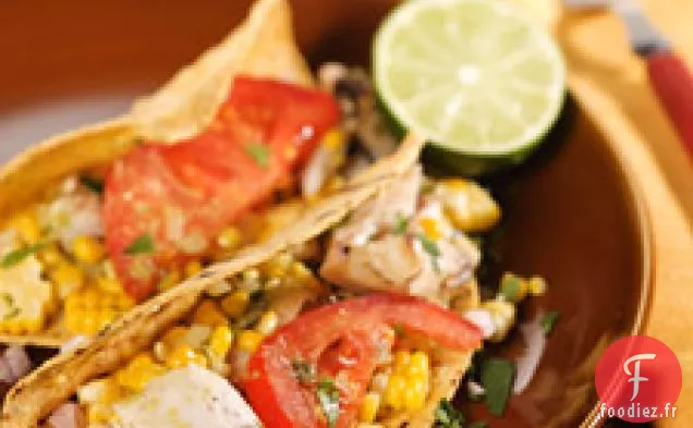 Tacos de poisson Grillé Avec Salsa au chili et à l'avocat Grillés