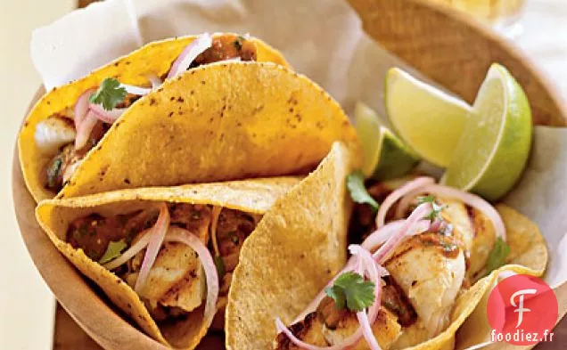 Tacos de Poisson Grillé avec Oignons Marinés et Salsa Roja