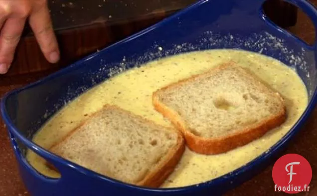 Pain Grillé Salé avec des Galettes de Saucisses Maison et du Miel Chaud, des Fraises et du Basilic