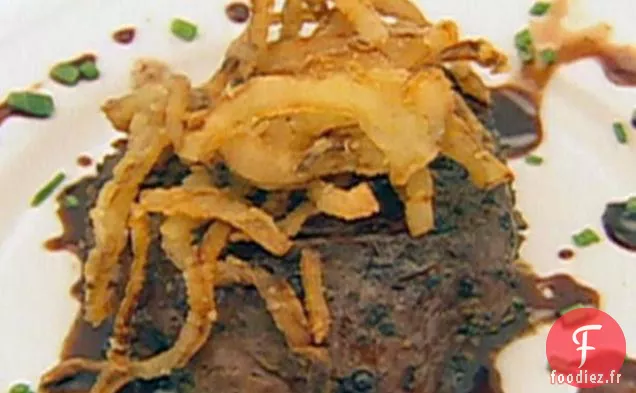 Filet de Bœuf Incrusté de Grains de Poivre sur Tomate de Bœuf avec Fromage de Chèvre, Oignons Frits et Sauce au Vinaigre Balsamique