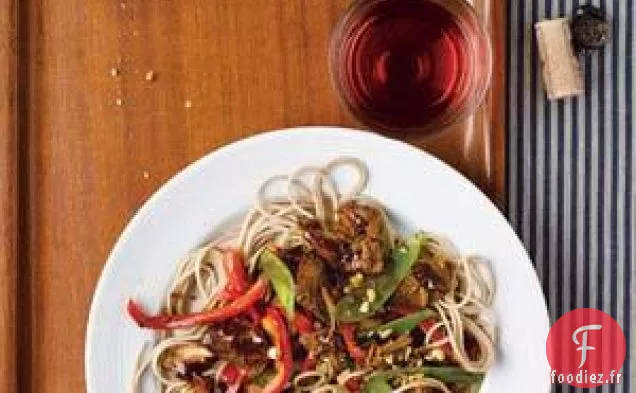 Porc Asiatique À La Mijoteuse Avec Pois Mange-Tout, Poivrons Rouges Et Soba No