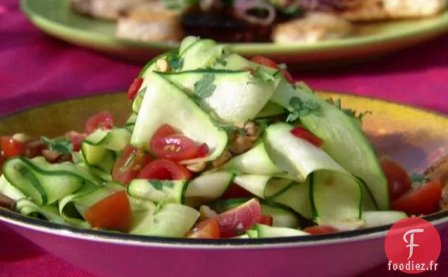 Salade de Ruban de Courgettes au Jus de Citron Vert, Chili Rouge et Arachides