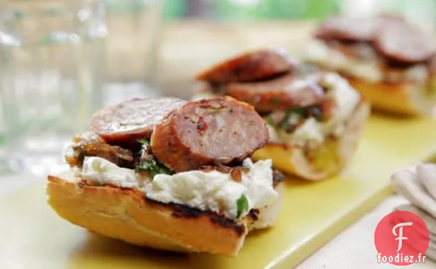 Saucisses grillées à l'Échalote Grillée Savourez avec de la Ricotta Fraîche et de la Baguette Grillée