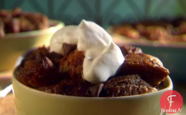 Pouding au Pain Double Chocolat avec Crème Fouettée au Bourbon