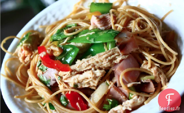 Nouilles asiatiques hors de la cuisine