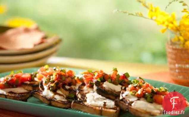 Crostini au Mascarpone, Échalote Grillée, Tomate et Glaçage Balsamique