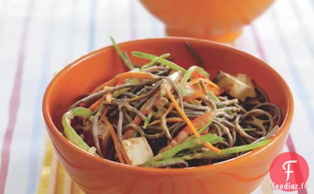 Salade De Nouilles À La Sauce Aux Arachides