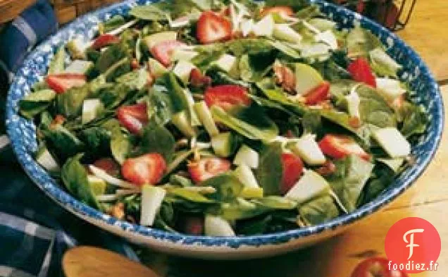 Salade d'Épinards aux Pommes et Fraises