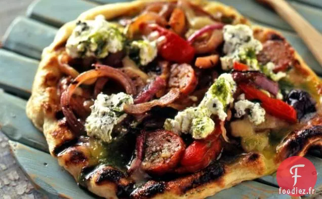 Pizza Grillée avec Saucisse Chaude, Poivrons et Oignons Grillés et Ricotta à l'Origan