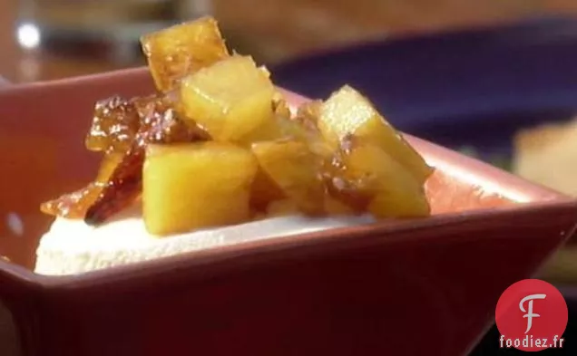 Ananas Rôti au Rhum et Pacanes Sucrées avec Glace à la Vanille