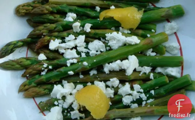 Asperges Citronnées Cuites à la vapeur Avec Feta Émiettée (ou Parmesan Râpé)