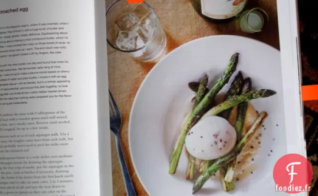 Asperges Rôties À La Poêle De Momofuku Avec Œuf Poché Et Beurre Miso