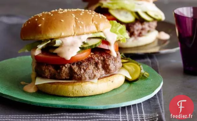 Burger sur plaque chauffante avec Vinaigrette 18000 Îlots et Cornichons rapides
