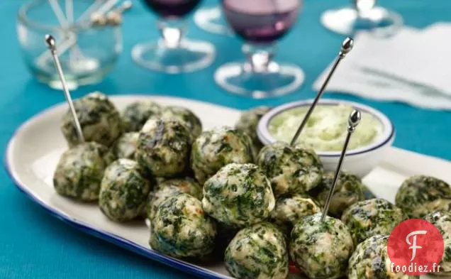 Boulettes de Poulet Spanikopita au Concombre Épicé et Sauce au Yogourt