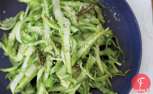 Asperges Crues Rasées avec Vinaigrette au Parmesan