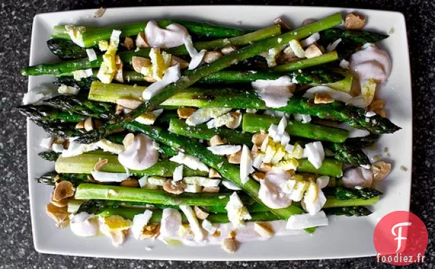 Asperges Rôties Au Yogourt Fumé Au Citron, Œufs Hachés Et Toa