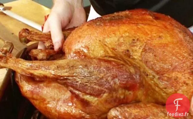 Dinde Entière Grillée Glacée aux Pommes et à la Sauge avec Pommes Grillées