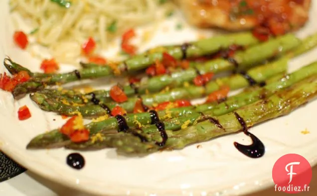 Asperges Aux Agrumes Avec Poivrons Rouges Doux Et Glaçage Balsamique
