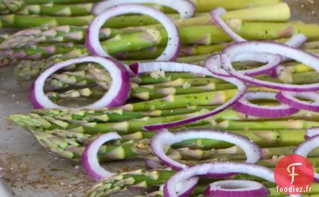 Asperges À L'Huile D'Olive À L'Ail Rôti Et Oignons Rouges