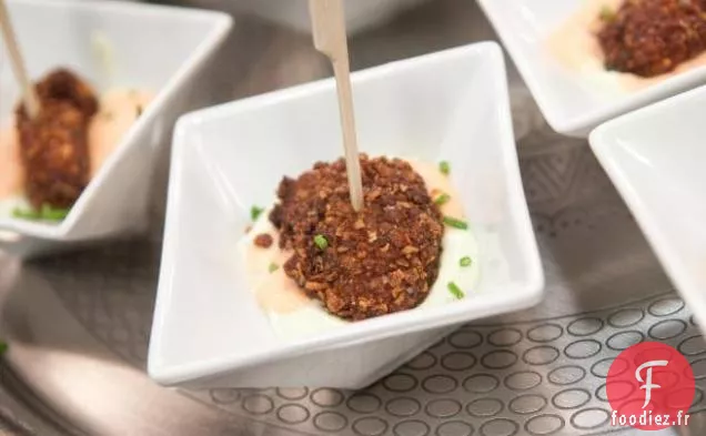 Sucettes Glacées au Poulet en Croûte de Flocons de Maïs Kellogg's® avec Confiture de Tomates Sucrées à l'Avocat