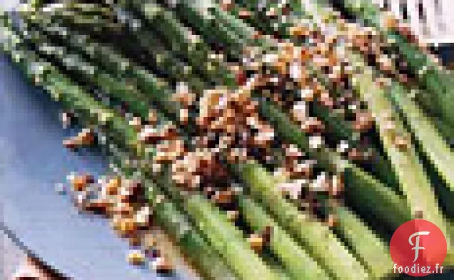 Asperges À La Vinaigrette À L'Orange Et Noisettes Grillées