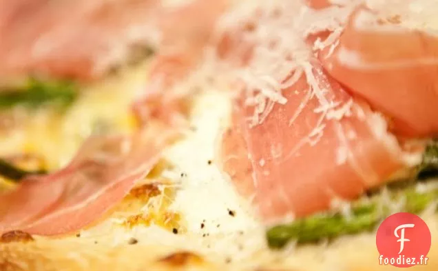 Pizza aux Asperges Rôties, aux Œufs et au Prosciutto