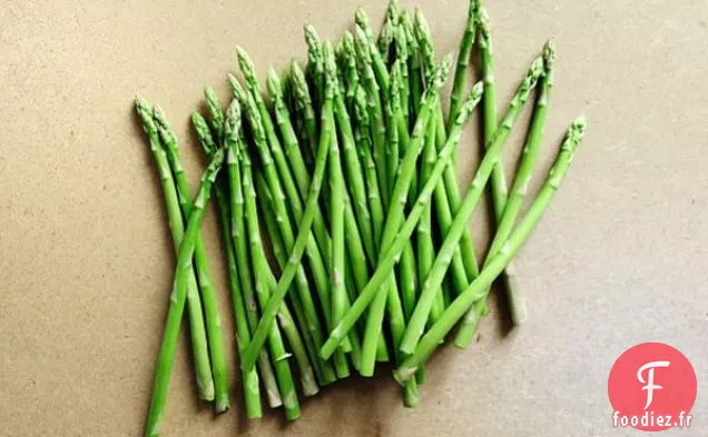 Asperges Avec Une Recette De Salsa Aux Olives Kalamata Frites
