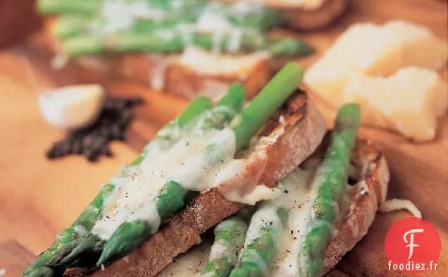 Bruschetta Grillée Aux Asperges Et Parmesan