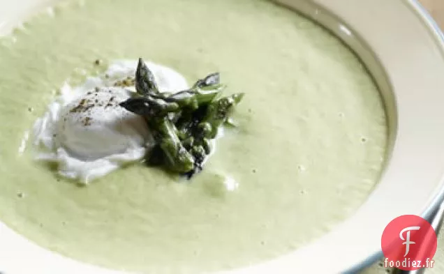 Soupe À La Crème D'Asperges Avec Œuf Poché
