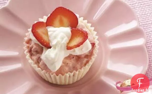 Mousse aux Fraises dans des Coupes de Chocolat Blanc