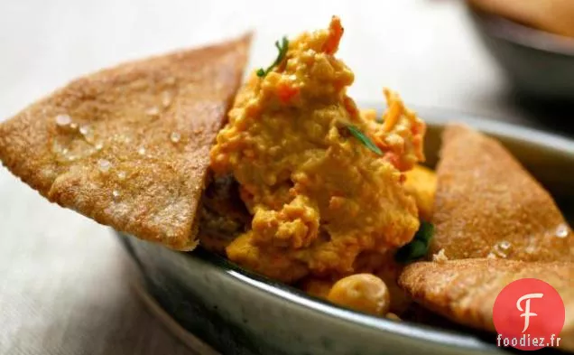 Houmous aux Poivrons Rouges avec Triangles de Pain Pita Grillés