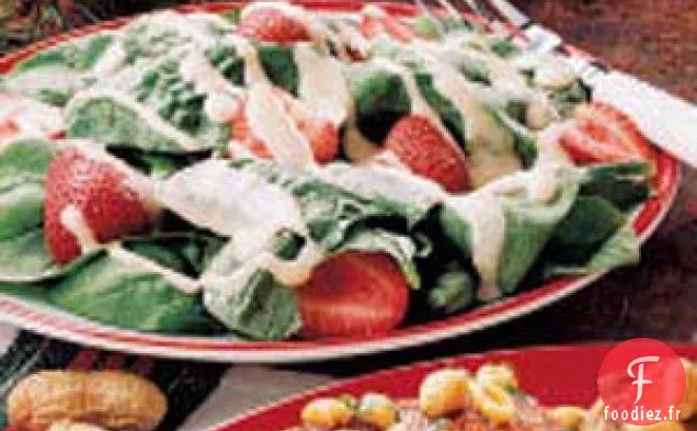 Salade d'Épinards avec Vinaigrette aux Arachides