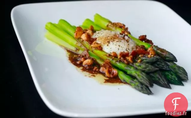 Asperges À La Vinaigrette Bacon-noisette Et Œuf Cuit Lentement