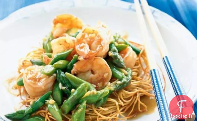 Sauté d'Asperges et de Crevettes sur des oreillers de Nouilles