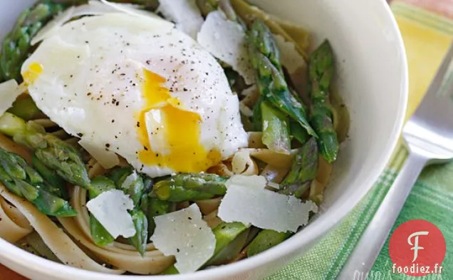 Asperges Et Œufs Pochés Sur Pâtes
