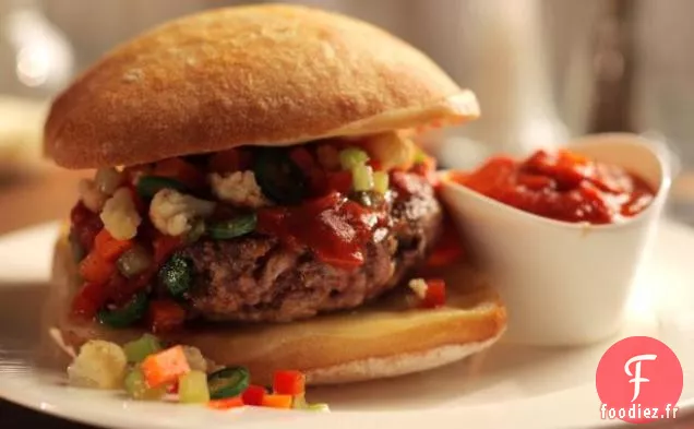 Sandwich aux Boulettes de Viande Frites avec Giardiniera